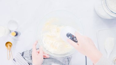 Adım adım. Buttercream frosting vanilyalı kek için karıştırma.