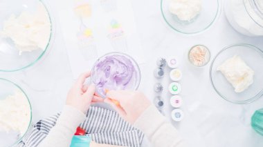 Adım adım. Unicorn Tema vanilyalı kek için gıda renklerle buzlanma buttercream boyama.