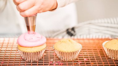 Adım adım. Tek boynuzlu at temalı vanilyalı kek gökkuşağı buttercream frosting ile dekorasyon.
