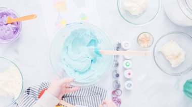 Adım adım. Unicorn Tema vanilyalı kek için gıda renklerle buzlanma buttercream boyama.
