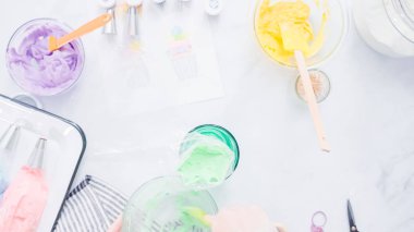 Adım adım. Boru Çantalar renkli buttercream frosting unicorn Tema vanilyalı kek süslemeleri için hazırlanıyor.