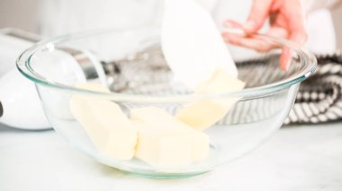 Adım adım. Buttercream frosting vanilyalı kek için karıştırma.