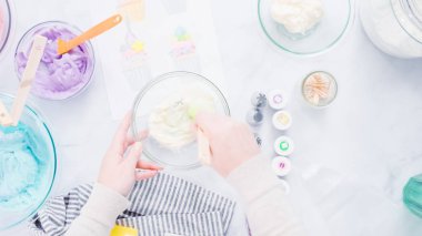 Adım adım. Unicorn Tema vanilyalı kek için gıda renklerle buzlanma buttercream boyama.