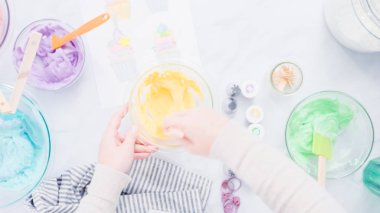 Adım adım. Unicorn Tema vanilyalı kek için gıda renklerle buzlanma buttercream boyama.