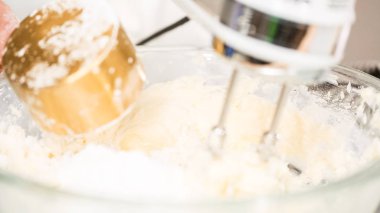 Adım adım. Buttercream frosting vanilyalı kek için karıştırma.