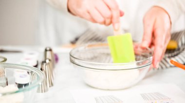 Adım adım. Unicorn Tema vanilyalı kek için gıda renklerle buzlanma buttercream boyama.