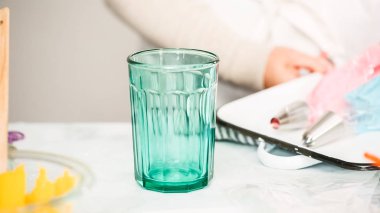 Adım adım. Boru Çantalar renkli buttercream frosting unicorn Tema vanilyalı kek süslemeleri için hazırlanıyor.