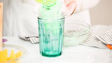 Adım adım. Boru Çantalar renkli buttercream frosting unicorn Tema vanilyalı kek süslemeleri için hazırlanıyor.