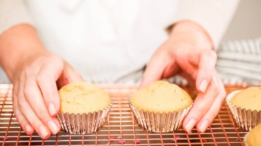 Adım adım. Tek boynuzlu at temalı vanilyalı kek gökkuşağı buttercream frosting ile dekorasyon.