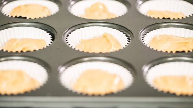 Adım adım. Metal cupcake tavada vanilyalı kek pişirme.