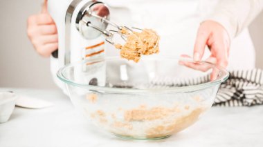 Adım adım. Vanilyalı kek için malzemeler karıştırma.