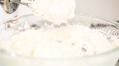 Adım adım. Buttercream frosting vanilyalı kek için karıştırma.