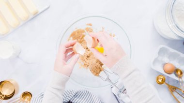 Adım adım. Vanilyalı kek için malzemeler karıştırma.