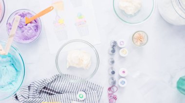 Adım adım. Unicorn Tema vanilyalı kek için gıda renklerle buzlanma buttercream boyama.