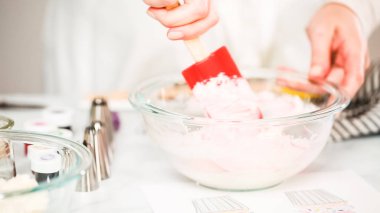 Adım adım. Unicorn Tema vanilyalı kek için gıda renklerle buzlanma buttercream boyama.