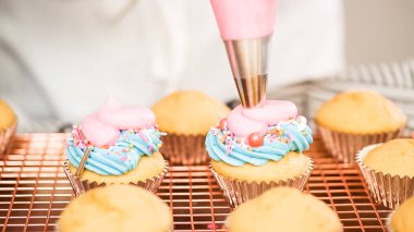 Adım adım. Tek boynuzlu at temalı vanilyalı kek gökkuşağı buttercream frosting ile dekorasyon.