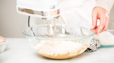 Adım adım. Vanilyalı kek için malzemeler karıştırma.