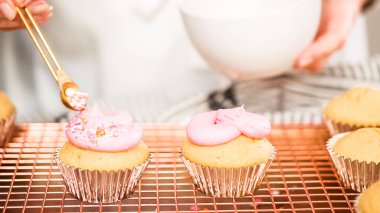 Adım adım. Tek boynuzlu at temalı vanilyalı kek gökkuşağı buttercream frosting ile dekorasyon.