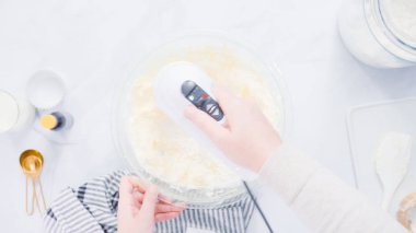 Adım adım. Buttercream frosting vanilyalı kek için karıştırma.