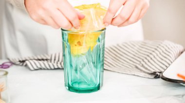 Adım adım. Boru Çantalar renkli buttercream frosting unicorn Tema vanilyalı kek süslemeleri için hazırlanıyor.