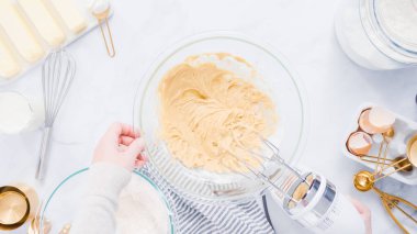 Adım adım. Vanilyalı kek için malzemeler karıştırma.