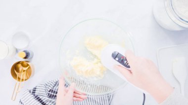 Adım adım. Buttercream frosting vanilyalı kek için karıştırma.