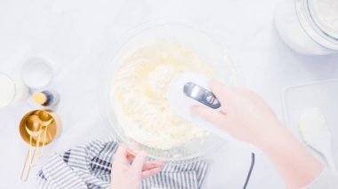 Adım adım. Buttercream frosting vanilyalı kek için karıştırma.