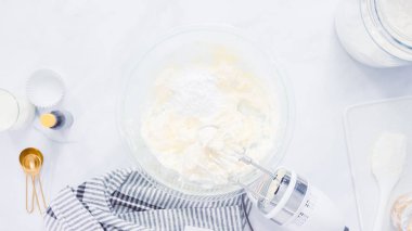 Adım adım. Buttercream frosting vanilyalı kek için karıştırma.