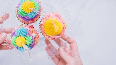 Adım adım. Tek boynuzlu at temalı vanilyalı kek gökkuşağı buttercream frosting ile dekorasyon.