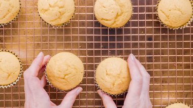 Adım adım. Tek boynuzlu at temalı vanilyalı kek gökkuşağı buttercream frosting ile dekorasyon.