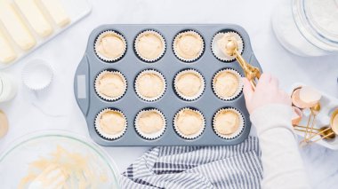 Adım adım. Metal cupcake tavada vanilyalı kek pişirme.