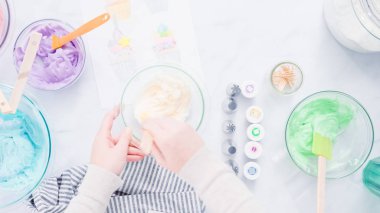 Adım adım. Unicorn Tema vanilyalı kek için gıda renklerle buzlanma buttercream boyama.