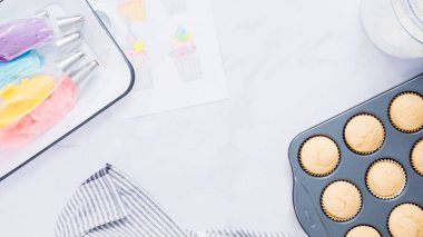Adım adım. Taze vanilya cupcakes pişiren.