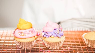 Adım adım. Tek boynuzlu at temalı vanilyalı kek gökkuşağı buttercream frosting ile dekorasyon.