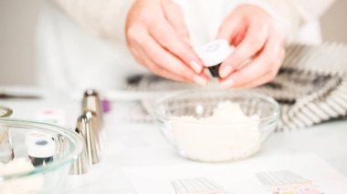 Adım adım. Unicorn Tema vanilyalı kek için gıda renklerle buzlanma buttercream boyama.