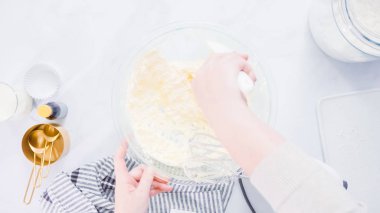 Adım adım. Buttercream frosting vanilyalı kek için karıştırma.