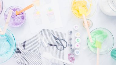 Adım adım. Boru Çantalar renkli buttercream frosting unicorn Tema vanilyalı kek süslemeleri için hazırlanıyor.