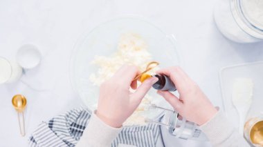 Adım adım. Buttercream frosting vanilyalı kek için karıştırma.