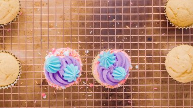 Adım adım. Tek boynuzlu at temalı vanilyalı kek gökkuşağı buttercream frosting ile dekorasyon.