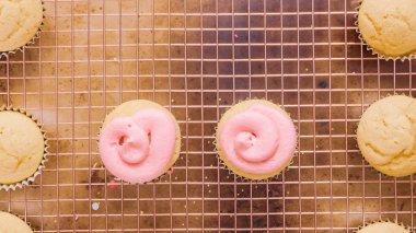 Adım adım. Tek boynuzlu at temalı vanilyalı kek gökkuşağı buttercream frosting ile dekorasyon.