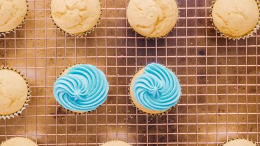 Adım adım. Tek boynuzlu at temalı vanilyalı kek gökkuşağı buttercream frosting ile dekorasyon.