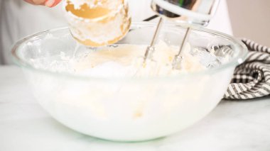 Adım adım. Buttercream frosting vanilyalı kek için karıştırma.