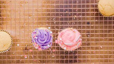 Adım adım. Tek boynuzlu at temalı vanilyalı kek gökkuşağı buttercream frosting ile dekorasyon.