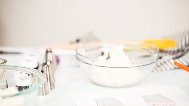 Adım adım. Unicorn Tema vanilyalı kek için gıda renklerle buzlanma buttercream boyama.