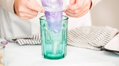 Adım adım. Boru Çantalar renkli buttercream frosting unicorn Tema vanilyalı kek süslemeleri için hazırlanıyor.