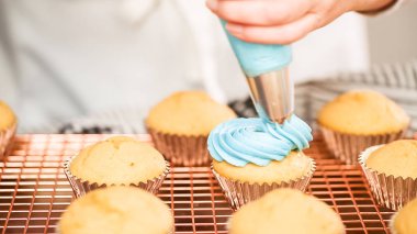 Adım adım. Tek boynuzlu at temalı vanilyalı kek gökkuşağı buttercream frosting ile dekorasyon.