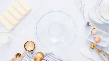 Adım adım. Vanilyalı kek için malzemeler karıştırma.