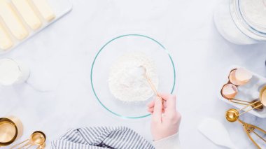 Adım adım. Vanilyalı kek için malzemeler karıştırma.