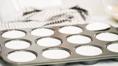 Adım adım. Metal cupcake tavada vanilyalı kek pişirme.