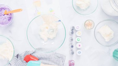 Adım adım. Unicorn Tema vanilyalı kek için gıda renklerle buzlanma buttercream boyama.